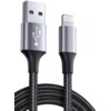 Na zdjęciu widoczny jest kabel USB-A do Lightning z plecionym czarnym przewodem i metalicznymi końcówkami. Na jednej z końcówek znajduje się symbol USB.