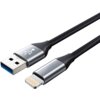 Czarny, pleciony kabel USB-A do Lightning o długości 2 metrów, z metalowymi końcówkami. Na wtyczce USB-A widoczny jest symbol USB.