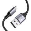 Na zdjęciu znajduje się kabel USB-A do Lightning o długości 2 metrów, z plecionym czarnym przewodem i metalicznymi końcówkami. Na końcówce USB widoczny jest symbol USB.