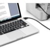 Na zdjęciu widoczny jest laptop z otwartym edytorem tekstu na ekranie, podłączony kablem USB do urządzenia. Kabel to "Kabel USB-A - USB-B MONTIS MT050 1.8 m".