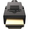 Czarny wtyk HDMI z widocznymi złotymi stykami, na którym znajduje się wytłoczony napis "HDMI". Wtyk ma prostokątny kształt z charakterystycznymi rowkami na powierzchni.