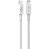 Na zdjęciu znajduje się biały kabel z dwoma różnymi końcówkami: USB-C i Lightning. Na jednej z końcówek widnieje napis "20W" oraz logo z literą "M".