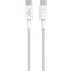 Na zdjęciu znajduje się biały kabel USB-C do USB-C z plecionym oplotem, zakończony dwoma wtyczkami. Na jednej z wtyczek widoczne jest logo oraz napis "65W".