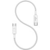 Na zdjęciu znajduje się biały kabel USB-C do USB-C o długości 1 metra z plecioną osłoną, z oznaczeniem "65W" na jednym z końców oraz logo z literą "M" na drugim końcu.