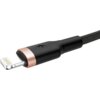 Czarny kabel USB-A - Lightning z plecionym oplotem, zakończony metalową wtyczką z miedzianym pierścieniem. Na wtyczce widoczne jest logo w kształcie stylizowanej litery "M".