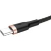 Czarny kabel USB-C z plecionym oplotem i metalicznym złączem, ozdobiony logo w kształcie litery "V".