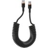 Czarny, spiralny kabel USB-C - USB-C o długości 1,5 metra z miedzianymi akcentami przy złączach. Na złączach widoczny jest symbol błyskawicy.