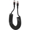 Czarny, spiralny kabel USB-C do USB-C o długości 1,5 metra z metalicznymi złączami, na których widoczne jest logo producenta. Kabel jest zwinięty w kształt sprężyny.