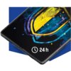 Na zdjęciu znajduje się złożony smartfon z kolorowym, abstrakcyjnym wzorem na ekranie, który przypomina tarczę w odcieniach żółci, niebieskiego i fioletu. W dolnej części ekranu widoczna jest ikona zegara z napisem "24 h".