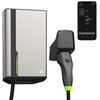 Na zdjęciu znajduje się ładowarka do samochodu elektrycznego z logo "GC" oraz smartfon z aplikacją pokazującą czas ładowania i zużycie energii. Ładowarka ma nowoczesny design z zielonym podświetleniem.