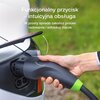 Na zdjęciu widoczna jest ręka trzymająca wtyczkę ładowarki do samochodu elektrycznego, podłączoną do gniazda w białym samochodzie. Na zdjęciu znajduje się tekst: "Funkcjonalny przycisk - intuicyjna obsługa. W prosty sposób zakończ proces ładowania i odblo