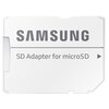 Biały adapter SD z dużym, szarym napisem "SAMSUNG" na górze. Poniżej znajduje się napis "SD Adapter for microSD" z małą strzałką wskazującą kierunek wkładania karty.