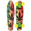 Deskorolka typu pennyboard z kolorowym wzorem w stylu reggae, przedstawiającym liście na tle w odcieniach zieleni, żółci i czerwieni. Kółka są jaskrawożółte, a elementy mocujące mają zielony kolor.