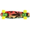 Deskorolka typu pennyboard z kolorowym wzorem w stylu reggae, przedstawiającym liście na tle gradientu w odcieniach czerwieni, żółci i zieleni. Posiada żółte kółka i zielone elementy mocujące.