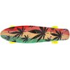 Deskorolka typu pennyboard z kolorowym wzorem w stylu reggae, przedstawiającym liście na tle w odcieniach czerwieni, żółci i zieleni. Kółka deskorolki są w kolorze żółtym.