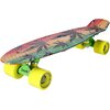 Kolorowa deskorolka typu pennyboard z wzorem w stylu reggae, łączącym barwy czerwieni, żółci i zieleni, posiada żółte kółka. Na elemencie mocującym kółka widoczny jest napis "SIGNA".