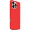 Czerwone etui na telefon z trzema dużymi otworami na aparaty i jednym mniejszym na lampę błyskową. Etui ma gładką powierzchnię i wycięcia na przyciski boczne.