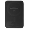 Czarny powerbank z zaokrąglonymi rogami, na którym widnieje napis: "Est. 2009 Native Union PARIS". Na dole znajduje się tekst: "(RE) CLASSIC MAGNETIC POWER BANK 5000mAh", a także specyfikacje techniczne i oznaczenia certyfikatów.