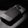 Na zdjęciu znajduje się czarny powerbank o teksturowanej powierzchni, leżący na ciemnym tle. Na produkcie widoczny jest napis "Native Union" oraz "PARIS".