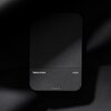 Czarny powerbank o prostokątnym kształcie z zaokrąglonymi rogami, z widoczną teksturą na górnej części. Na dolnej części znajduje się napis "Native Union" oraz "PARIS", a poniżej pięć małych diod.