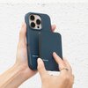 Na zdjęciu widoczny jest powerbank o teksturowanej powierzchni, trzymany w dłoni, z napisem "Native Union" na obudowie. Obok znajduje się telefon w etui o podobnej fakturze, również z napisem "Native Union".