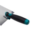 Na zdjęciu widoczna jest kielnia trapezowa z metalowym ostrzem i czarno-turkusowym uchwytem z wypustkami. Produkt ma gładką powierzchnię ostrza i ergonomiczny uchwyt.