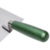 Na zdjęciu widoczna jest kielnia trapezowa z zieloną, drewnianą rączką i metalowym ostrzem. Produkt ma prosty, funkcjonalny design.