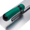 Na zdjęciu widoczna jest paca z zielono-czarnym uchwytem i metalową powierzchnią z ząbkowanym brzegiem. Na metalowej części znajduje się napis "MADE IN ITALY".