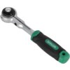 Na zdjęciu widoczna jest grzechotka z metalową głowicą i czarno-zieloną rączką, na której znajduje się napis "STALCO". Produkt ma nowoczesny design i ergonomiczny uchwyt.