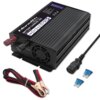 Czarna ładowarka z napisem "Monolith Battery Charger 20A" oraz specyfikacjami technicznymi na górnej powierzchni, obok znajdują się przewody z zaciskami i dwa niebieskie bezpieczniki. W tle widoczny jest czarny kabel zasilający z wtyczką.
