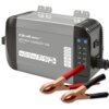 Szara ładowarka z napisem "Qoltec Battery Charger 10A Model: 51952" posiada panel z diodami LED i oznaczeniami trybów ładowania, a także dwa przewody zakończone klamrami w kolorach czerwonym i czarnym. Na obudowie widoczne są dodatkowe oznaczenia: "LiFePo