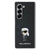 Czarne etui na telefon z teksturą, ozdobione grafiką postaci w okularach przeciwsłonecznych i białym napisem "KARL LAGERFELD" na dole. W górnej części widoczne są trzy obiektywy aparatu i lampa błyskowa.