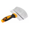 Na zdjęciu znajduje się szpachla wykończeniowa z metalowym ostrzem i ergonomicznym uchwytem w kolorach czarnym i pomarańczowym. Na ostrzu widoczny jest napis "NEO TOOLS".
