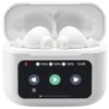 Białe słuchawki dokanałowe znajdują się w otwartym etui z wyświetlaczem, na którym widoczne są ikony Bluetooth, poziomy naładowania baterii oznaczone jako "L 100%", "R 100%", "100%", oraz godzina "12:00". Na ekranie znajdują się również przyciski sterowania odtwarzaniem: poprzedni utwór, play/pauza, następny utwór oraz ikona menu.