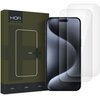 Na zdjęciu znajduje się opakowanie produktu z napisem "HOFI COMPLETE PROTECTION" oraz przezroczyste szkło hartowane na ekran telefonu. Obok opakowania widoczny jest telefon z nałożonym szkłem ochronnym, a w tle znajdują się dwa dodatkowe arkusze szkła.