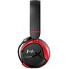 Czarno-czerwone słuchawki nauszne z widocznym logo "HyperX" na zewnętrznej stronie nausznika. Słuchawki mają gładkie wykończenie i są wyposażone w odłączany mikrofon.