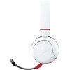 Białe, nauszne słuchawki bezprzewodowe z mikrofonem na elastycznym pałąku, ozdobione czerwonymi akcentami. Na nauszniku widoczne jest logo "HYPERX".