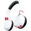 Białe, nauszne słuchawki bezprzewodowe z czarnymi poduszkami i czerwonymi akcentami, posiadające widoczne logo "HYPERX" na nausznikach. Na jednym z nauszników znajdują się dwa czerwone przyciski oraz niebieska dioda.