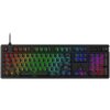 Czarna klawiatura mechaniczna z podświetleniem RGB, gdzie klawisze są podświetlone w różnych kolorach, tworząc gradient od czerwieni przez pomarańcz, zieleń, aż po niebieski i fiolet. Na klawiaturze widoczne są standardowe klawisze alfanumeryczne oraz kla