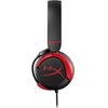 Czarno-czerwone słuchawki nauszne z widocznym logo "HyperX" na zewnętrznej stronie nausznika. Słuchawki mają prosty pałąk i przewód wychodzący z dolnej części nausznika.