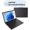 Na zdjęciu widoczny jest czarny laptop z otwartym ekranem, na którym wyświetlany jest niebieski motyw systemu Windows. Nad laptopem znajduje się napis "LAPTOP DLA NAUCZYCIELA" w niebieskiej ramce z ikoną laptopa.