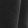 Zbliżenie na czarną tkaninę o dwóch różnych fakturach; górna część jest gładka, a dolna ma drobny, regularny wzór. Brak widocznych napisów lub logo.