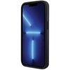 Czarne etui na telefon z widocznym przyciskiem bocznym, przeznaczone do modelu Apple iPhone 15. Na ekranie telefonu wyświetla się abstrakcyjny wzór z niebieskimi, świecącymi liniami na ciemnym tle.