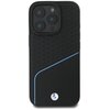 Czarne etui na telefon z teksturowaną powierzchnią i geometrycznym wzorem w górnej części. Na dole znajduje się niebieska linia oraz okrągłe logo z literą "BMW".
