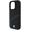 Czarne etui do telefonu z teksturowaną powierzchnią i geometrycznym wzorem w górnej części. Na dole znajduje się niebieska linia oraz okrągłe logo BMW.