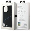 Czarne etui do telefonu z teksturowanym wzorem i niebieską linią jest zapakowane w pudełko z logo BMW i napisem "BMW. Mobile Phone Accessory." Na odwrocie opakowania znajdują się informacje o funkcjach etui, takich jak "Drop Protection", "Slim Profile" i 