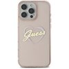Przezroczyste etui na telefon z różowym odcieniem, ozdobione białym sercem i napisem "Guess" w kolorze złotym. W górnej części widoczne są wycięcia na aparat z trzema obiektywami.