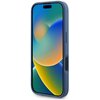 Przedstawione zdjęcie ukazuje niebieskie etui na telefon z wyraźnie zaznaczonymi przyciskami bocznymi. Na ekranie telefonu widoczny jest kolorowy, abstrakcyjny wzór w odcieniach zieleni, niebieskiego i pomarańczowego.