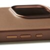Brązowe etui wykonane z gładkiej skóry, z trzema przyciskami po boku i wycięciem na aparat. Produkt jest przeznaczony do Apple iPhone 16 Pro Max i obsługuje technologię MagSafe.