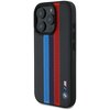 Czarne etui na telefon z trzema pionowymi, perforowanymi paskami w kolorach niebieskim, granatowym i czerwonym. W dolnej części etui znajduje się logo z literą "M" oraz logo BMW.